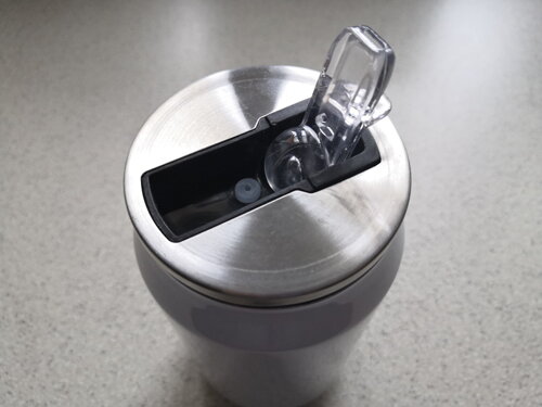 Netekoucí výklopné pítko Praktické netekoucí výklopné pítko